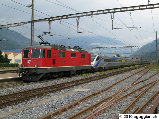 SBB Re 4/4 II 11220 con ETR 470-3